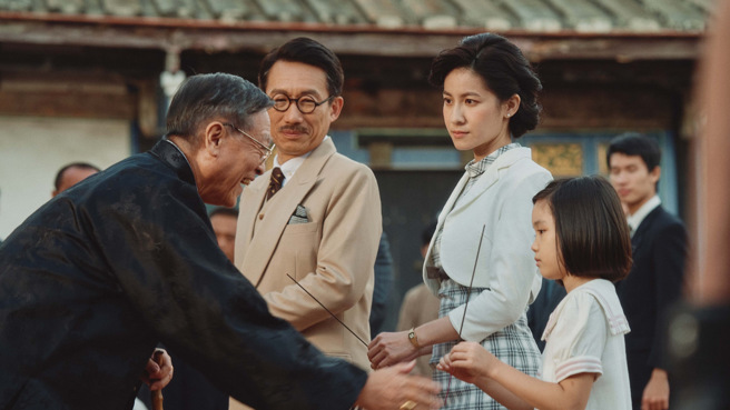 唐川（左）在《茶金》与郭子乾、连俞涵有不少对手戏。（公视提供）