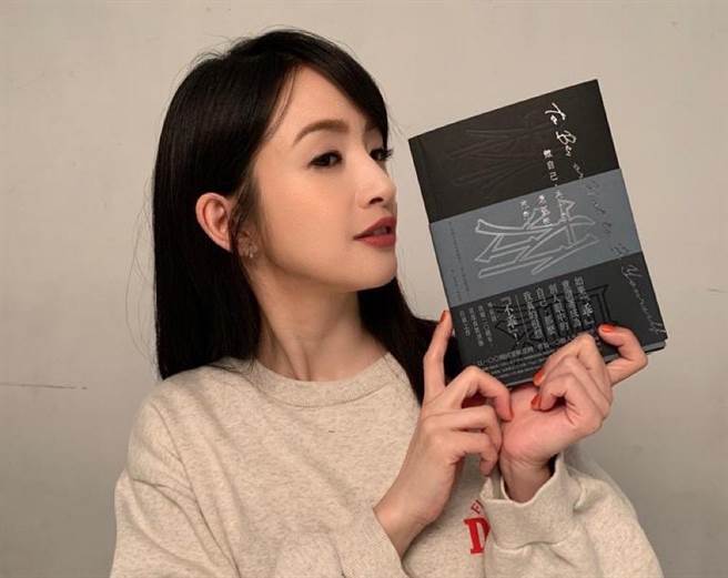 林依晨新书大卖破5万册。（联经出版社提供）