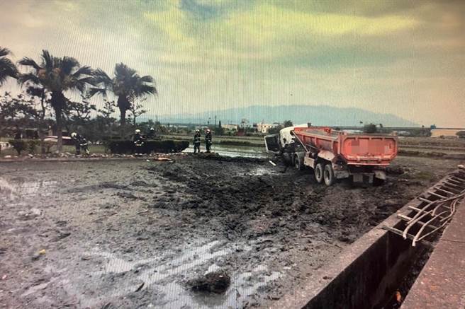 一輛自用曳引車，疑因左前輪爆胎失控，衝進路旁的稻田中，造成詹姓駕駛全身多處受傷救治，肇事原因正由警方調查處理中。（民眾提供）