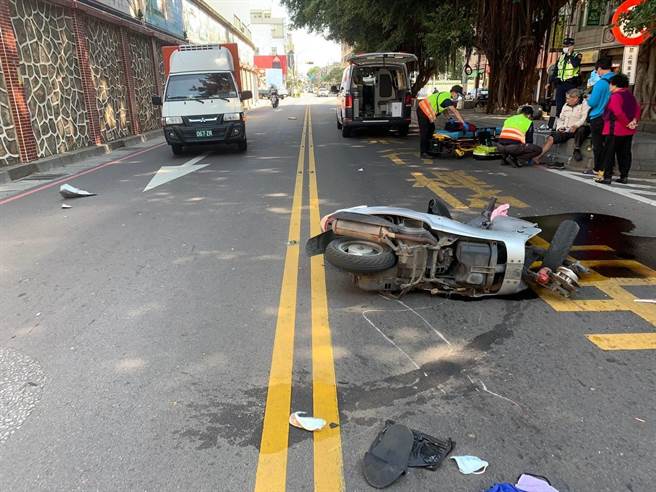 金门民权路、莒光路口今日上午发生汔、机车擦撞事故。（警方提供）