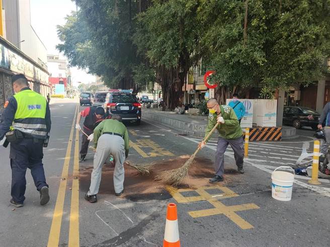 现场大片渗漏机油，警方通报金城镇公所协助清除，避免影响往来人车安全。（警方提供）