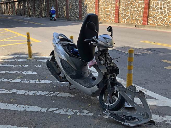 机车受损颇为严重，肇事原因有警方调查厘清中。（李金生摄）