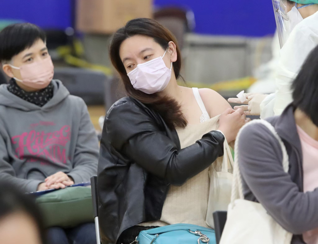 陳時中說，若第三劑疫苗接種速度不夠快，還是會影響到重啟國際旅遊的時程，但目前仍然以開放國際旅遊的方向研擬，只不過當疫苗覆蓋率越低，邊境鬆綁程度也不會這麼高。（圖／示意圖，記者鄭任南攝影）