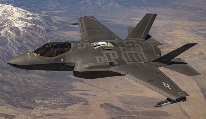 1架F35-A戰機飛越內華達測試與訓練靶場（Nevada Test and Training Range）上空的畫面。（美國空軍）