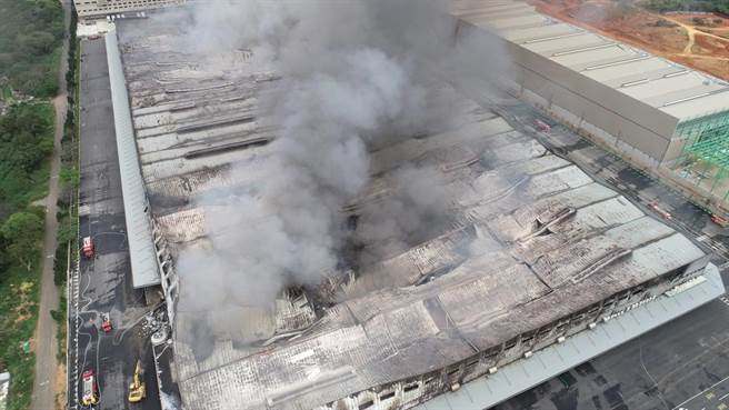 家乐福杨梅物流中心14日早晨发生大火。(消防局提供／吕筱蝉桃园传真)