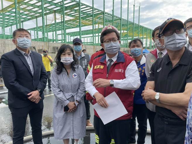 鄭文燦視察家樂福物流火警盼今天殘火處理完畢。(呂筱蟬攝)