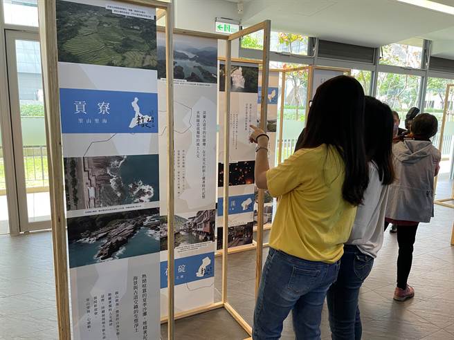 新北市府今（14日）起至3月20日于新北市立图书馆总馆1楼举办「重新发现新北29区」主题影像展。（叶书宏摄）