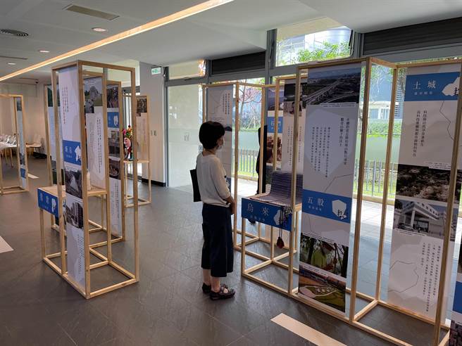 新北市府今（14日）起至3月20日于新北市立图书馆总馆1楼举办「重新发现新北29区」主题影像展。（叶书宏摄）