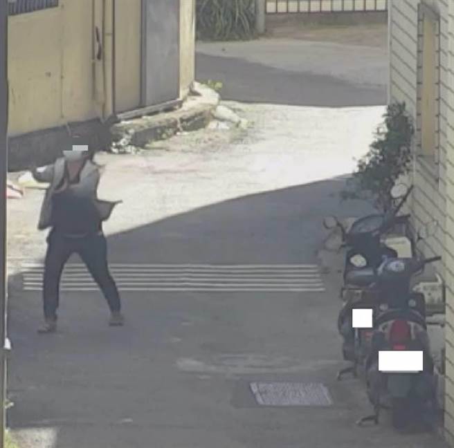 警方發現中年婦人騎機車後載1名年約12歲女童到現場毒品交易。（台中市警察局提供／張妍溱台中傳真）