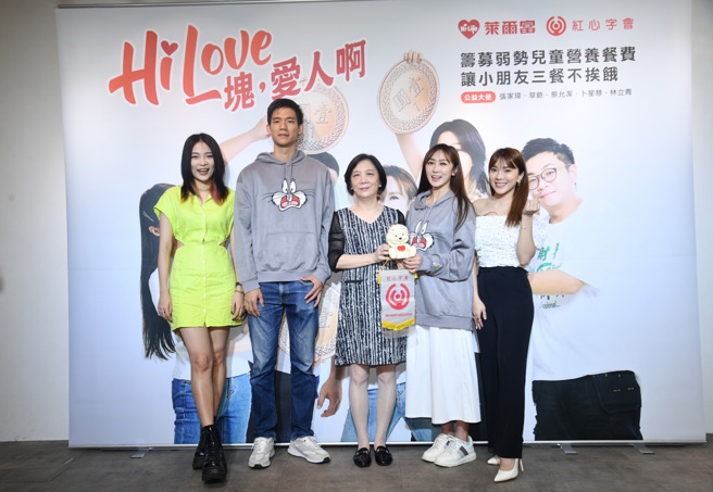 卜星慧（左起）、Fraser、红心字会秘书长李显文、蔡允洁、游振宜(小优)出席记者会。（红心字会提供）