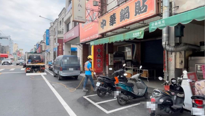 一名北部确诊者，上周末曾到员林吃锅贴、搭火车北上，一早清洁队人员到足迹处完成清消。（彰化县政府提供／谢琼云彰化传真）