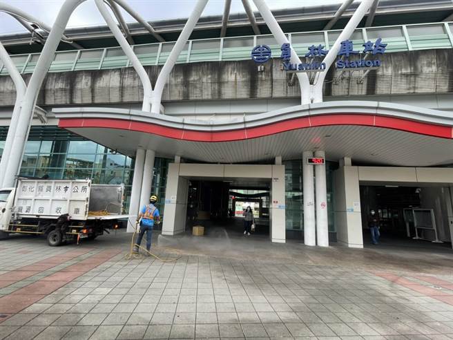 一名北部确诊者，上周末曾到员林吃锅贴、搭火车北上，一早清洁队人员到足迹处完成清消。（彰化县政府提供／谢琼云彰化传真）