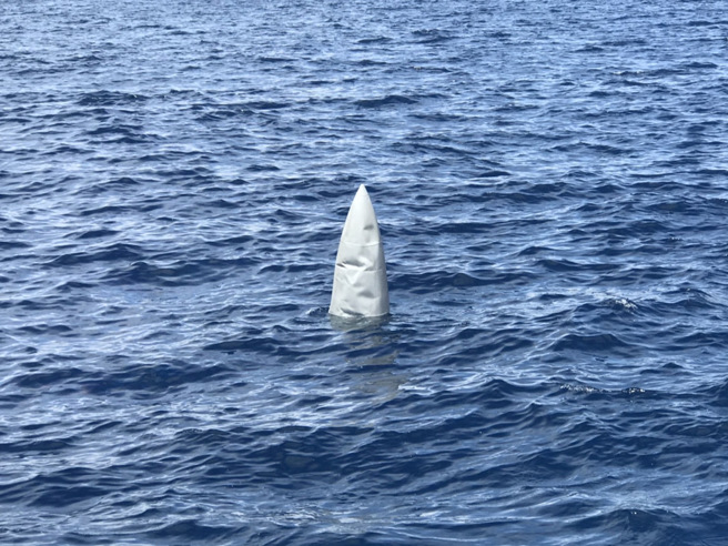 幻象2000坠海，最新搜救画面曝光，飞机副油箱残骸在海上漂流。（图／戴志扬翻摄）
