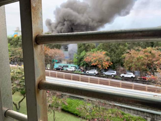 大同大學校園14日下午失火，現場傳出濃密黑煙。（翻攝記者爆料網）
