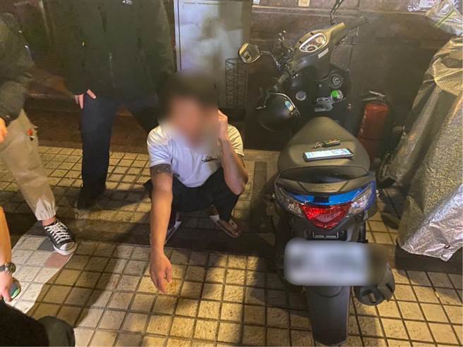 嫌犯在板桥遭逮(翻摄照片／戴上容新北传真)