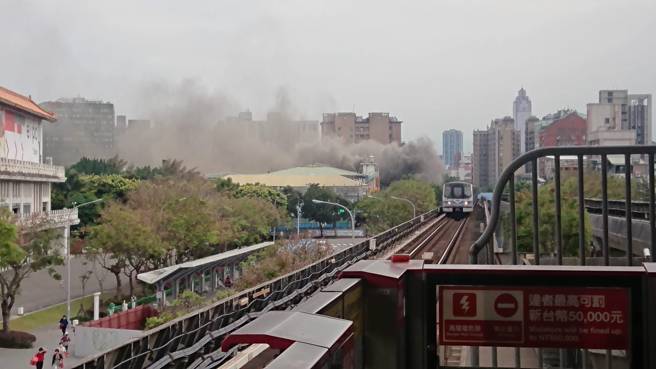 北市中山區大同大學14日下午失火，有民眾自圓山捷運站目擊黑煙，嚇得拍照上傳至網路上。（翻攝自PTT）