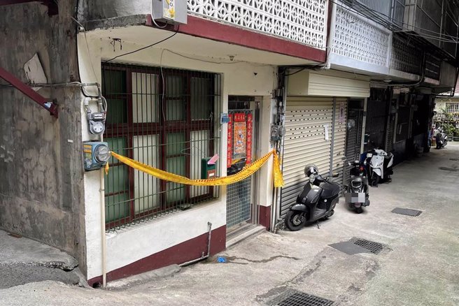 彭姓妇人被砍死的民宅，警方拉线封锁现场。（罗浚滨摄）
