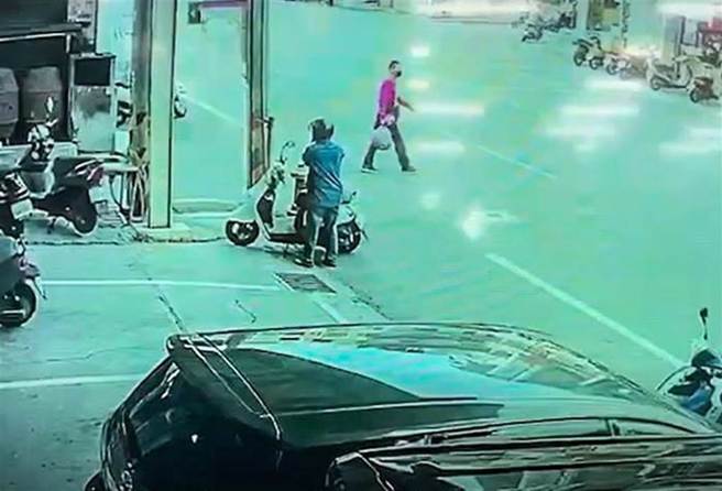 彭男在行凶后，手拎一包物品，内可能放有凶刀，若无其事过马路。（罗浚滨翻摄）
