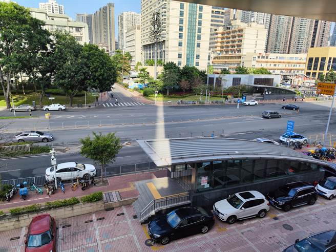 深圳市从今天起实施封控措施至20日，市民Amanda住处外的马路，原本白天车来车往，今天显得空荡荡的。（照片由受访者提供）