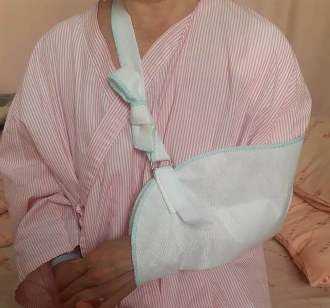 婦人騎機車急煞車以致骨折就醫治療。（天主教聖馬爾定醫院提供）