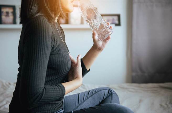 越喝水却越口臭、乾渴 医曝：恐是体内感染发炎。(示意图/Shutterstock)