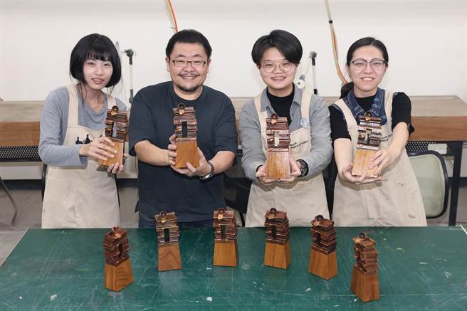 高雄大學工藝與創意設計學系助理教授賴廷鴻（左2）帶領學生以校園公共藝術「書香」為標的，設計等比例縮小版「書香獎座」。（高雄大學提供／林瑞益高雄傳真）