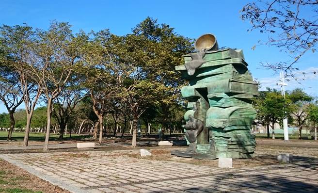 位於高雄大學校園的「書香」公共藝術，是一座高7公尺的鑄銅作品。（高雄大學提供／林瑞益高雄傳真）