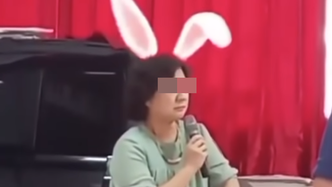 中一中吕姓女教师在课堂上被学生直呼「白云」。（图／翻摄自YouTube）