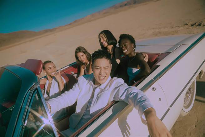 周汤豪远赴L.A.沙漠拍摄〈GOOD LIFE〉MV。（环球音乐提供）