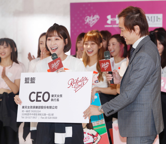 樂天女孩隊長「籃籃」（左）從樂天桃猿領隊浦韋青手中接下俱樂部CEO名片。（陳怡誠攝）