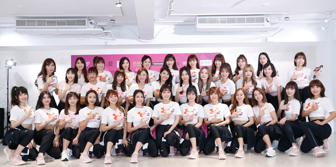 樂天女孩14日舉行記者見面會，22名成員加上6名練習生、2名應援團女團長等人全員出席。（陳怡誠攝）