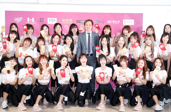 樂天女孩14日舉行開訓記者會，領隊浦韋青（中）先送上開工紅包。（陳怡誠攝）