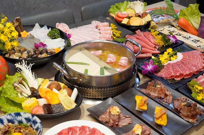 两款新汤底九州特浓厚豚骨锅、老罈酸菜白肉锅，只要40元即可升级享用。（马辣集团提供） 