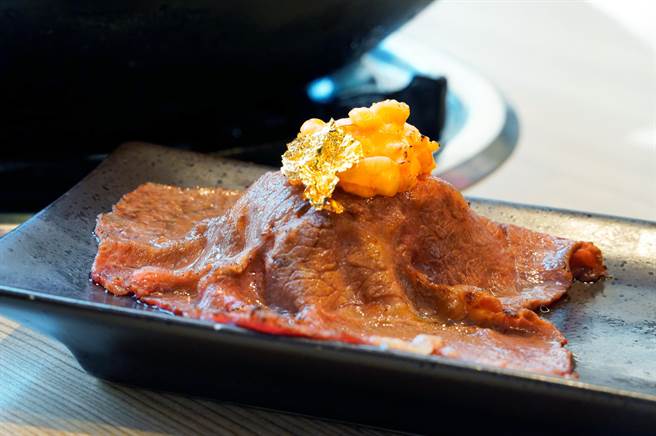  即日起至31日，搭配指定方案享金箔龙虾明太子炙烧和牛握。（马辣集团提供）