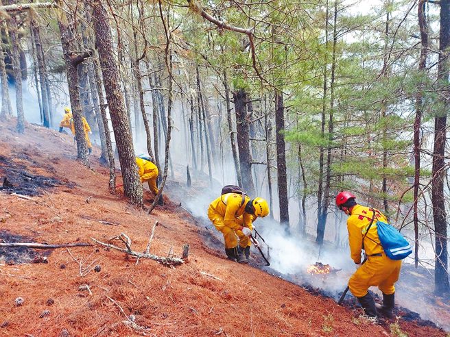 圖為去年NCC前專門委員喬建中與友人5月前往玉山登山，因違法生火引發12天森林大火，燒毀70多公頃國有林地畫面。（資料照／嘉義林管處提供）
