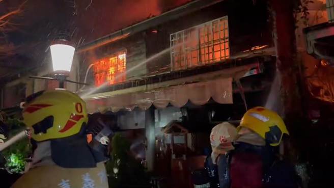 嘉义市消防局抢救玉山旅社失火，消防员用水线强力喷水灌救。（嘉义市消防局提供／廖素慧嘉市传真）