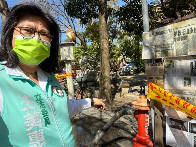 嘉义市立委王美惠到玉山旅社灾后现场查访。（王美惠立委提供／廖素慧嘉市传真）