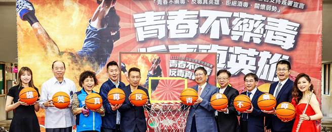 縣長楊文科（中右）與企業領袖連署反毒宣言。（羅浚濱攝）