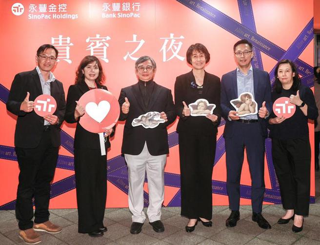 （永丰银行悉心规划高资产客户专属礼遇、结合国内艺文展演举办贵宾之夜活动，永丰金控董事长陈思宽(右三)、永丰金控总经理朱士廷(左三)、永丰银行财富金融处处长徐德里(右二)联袂出席。图／永丰银行提供）