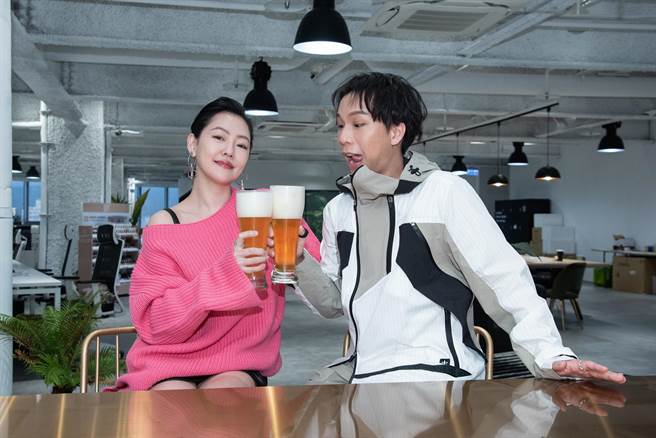 节目屡创佳绩，小S（左）与派翠克开心庆功。（东森提供）