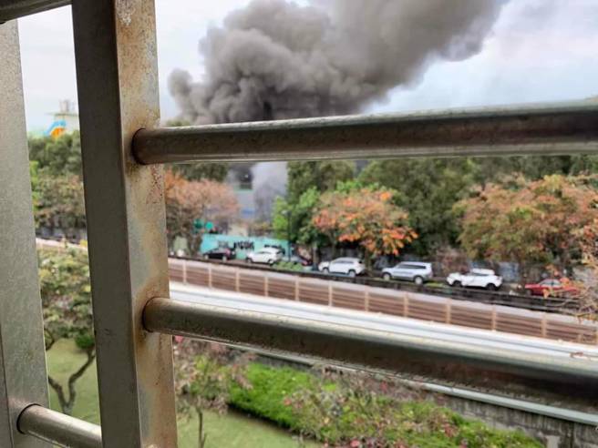 大同大學校園14日下午失火，現場傳出濃密黑煙。（翻攝記者爆料網）
