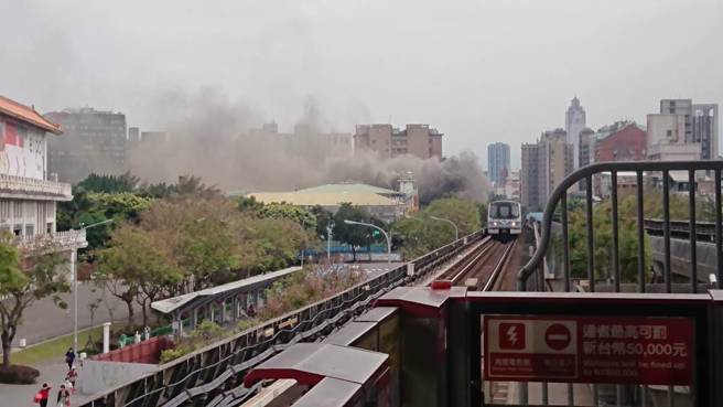 北市中山區大同大學14日下午失火，有民眾自圓山捷運站目擊黑煙，嚇得拍照上傳至網路上。（翻攝自PTT）

