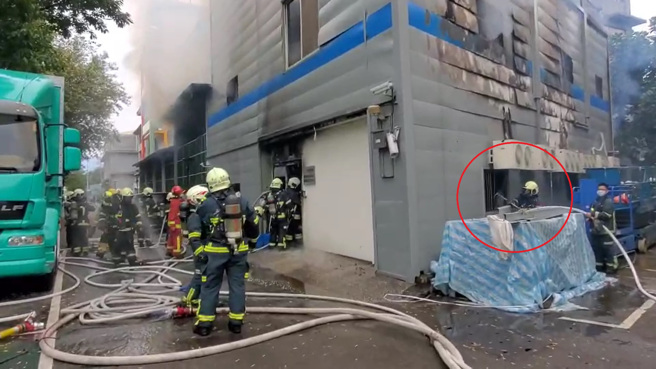 直擊大同大學火災現場，可見消防隊員持工具破窗搶救。（翻攝自記者爆料網影片）