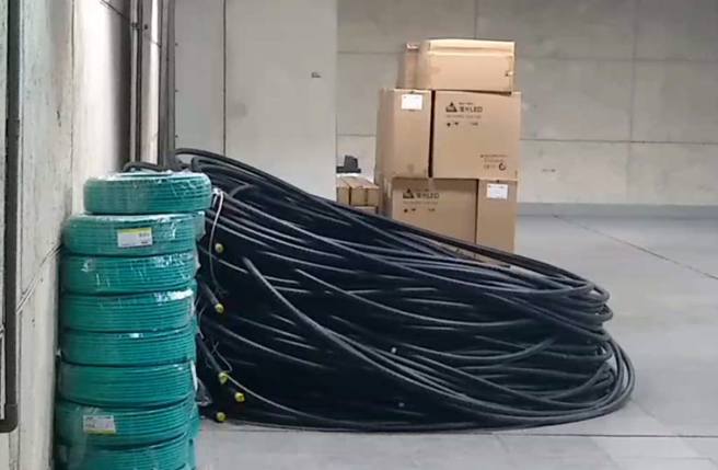 桃機11日晚間停電，第二航廈電纜有遭人為破壞痕跡，航警已獲報展開調查。（翻攝畫面）