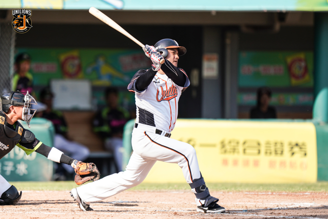 統一獅潘武雄14日熱身賽代打開轟。（統一獅提供）