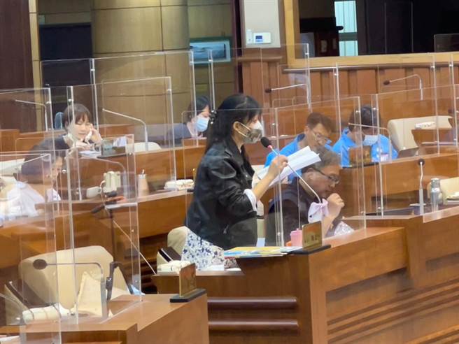 基隆市公民投票自治条例未跟进母法，基隆市议员提案修正，昨上午针对第七条提案、连署门槛人数进行讨论。（陈彩玲摄）