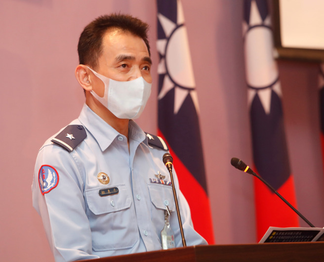 机号2017的单座幻象战机14日上午在台东外海执行战演训任务，飞行官黄重凯中校回报机械故障后跳伞获救，空军司令部督察长柳惠千少将（见图）向外界说明，该战机机因械故障坠海，已下令所有幻象战机停飞进行天安特检，空军司令熊厚基上将也抵达台东空军基地督导处理整起事件。（陈怡诚摄）