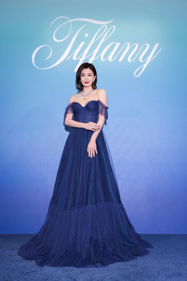 贾静雯出席Tiffany珠宝展，一袭公主风深蓝色蕾丝礼服搭配要价逾2.5亿的珠宝，风华绝代。（Tiffany & Co.提供）