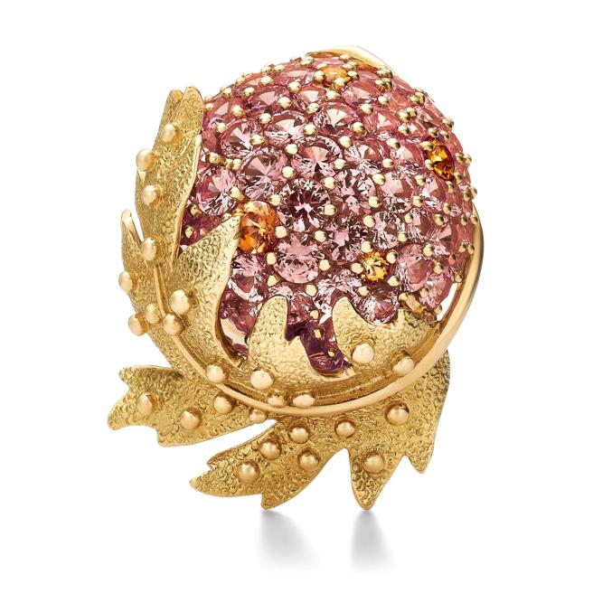 Tiffany重现艺术大师Schlumberger的果实胸针作品，逾12克拉粉红刚玉与锰铝榴石。（Tiffany & Co.提供）