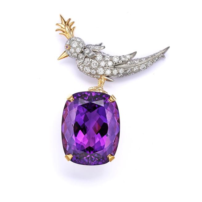 Tiffany重现珠宝艺术大师Schlumberger的石上鸟胸针，主石54.07克拉紫水晶。（Tiffany & Co.提供）